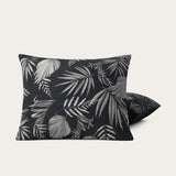 Set van 2 Black Leaves kussenslopen 60x70cm van zachte 100% microvezel met ritssluiting en stijlvol zwart-grijs bladmotief