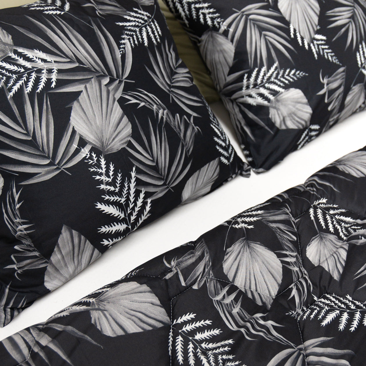 HappyBed Duvet | Black Leaves | For all seasons + tuck-in flap
