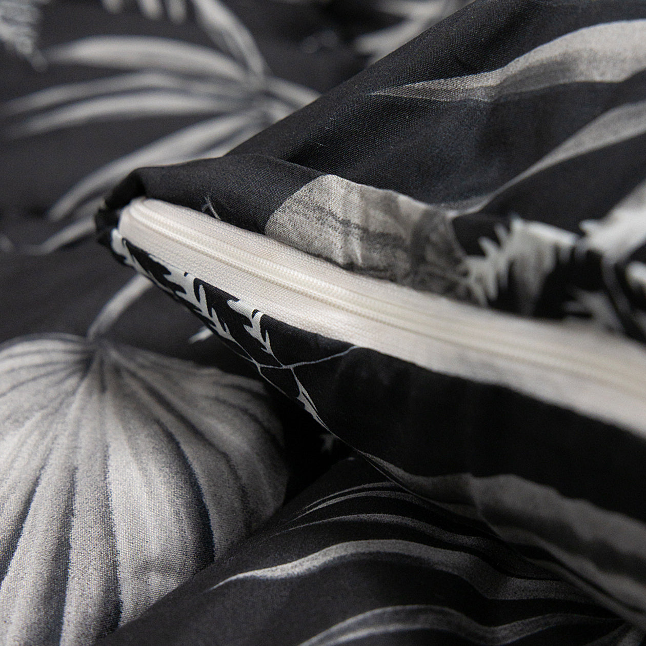 HappyBed | Black leaves pillowcase set 2 pieces - 100% Microfiber