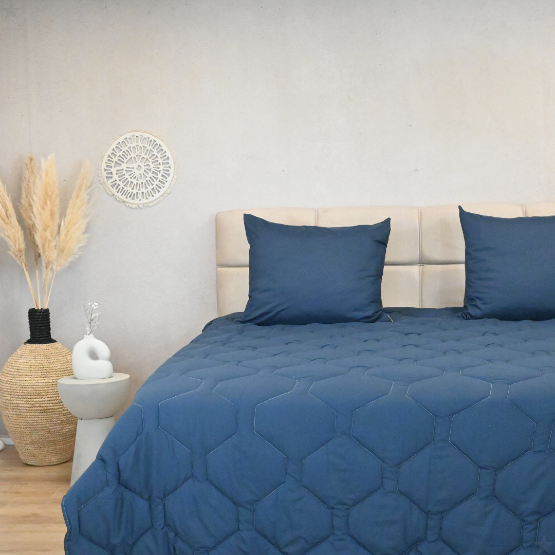 HappyBed Dark Blue summer duvet, hypoallergenic and ultra-light for warm nights.