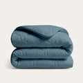 HappyBed Bluestone dekbed in zachte blauwtint, ademend en hypoallergeen, geschikt voor elk seizoen