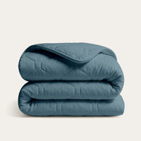 HappyBed Bluestone dekbed in zachte blauwtint, ademend en hypoallergeen, geschikt voor elk seizoen