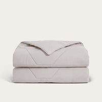 HappyBed Zomerdekbed Cooling Grey met lichtgewicht, ademend IceSilk™ materiaal voor een koele en comfortabele zomernacht.