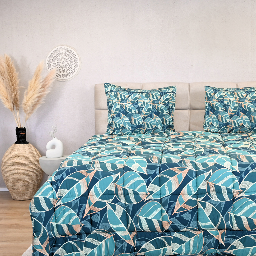 HappyBed Golden Oase year-round duvet with leaf pattern in a cozy bedroom setting.