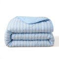 HappyBed zomerdekbed lichtblauw met verkoelende stripes en ademende zijdezachte stof
