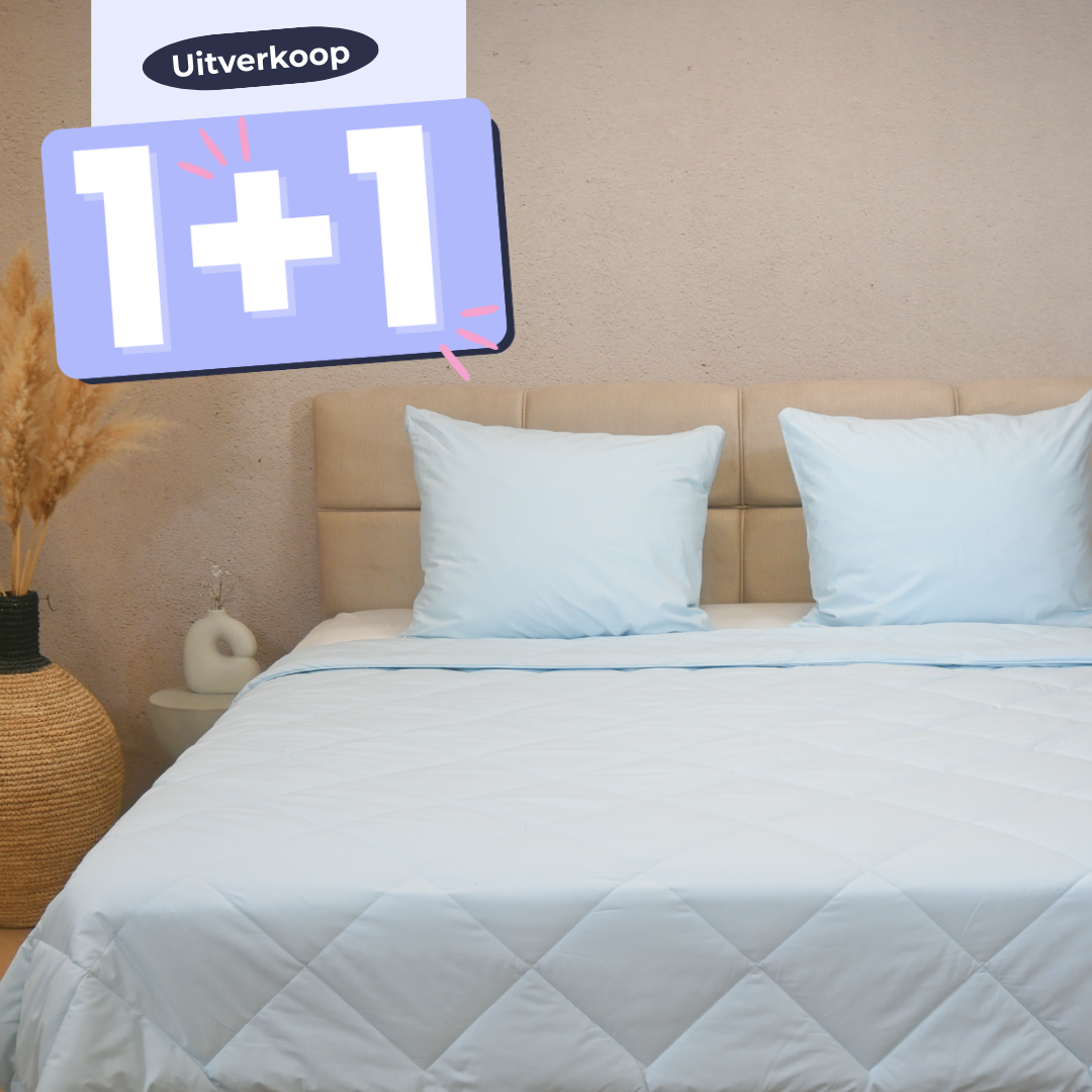 lichtblauw HappyBed Percal zomerdekbed opgemaakt bed met kussens en uitverkoop 1+1 aanbieding