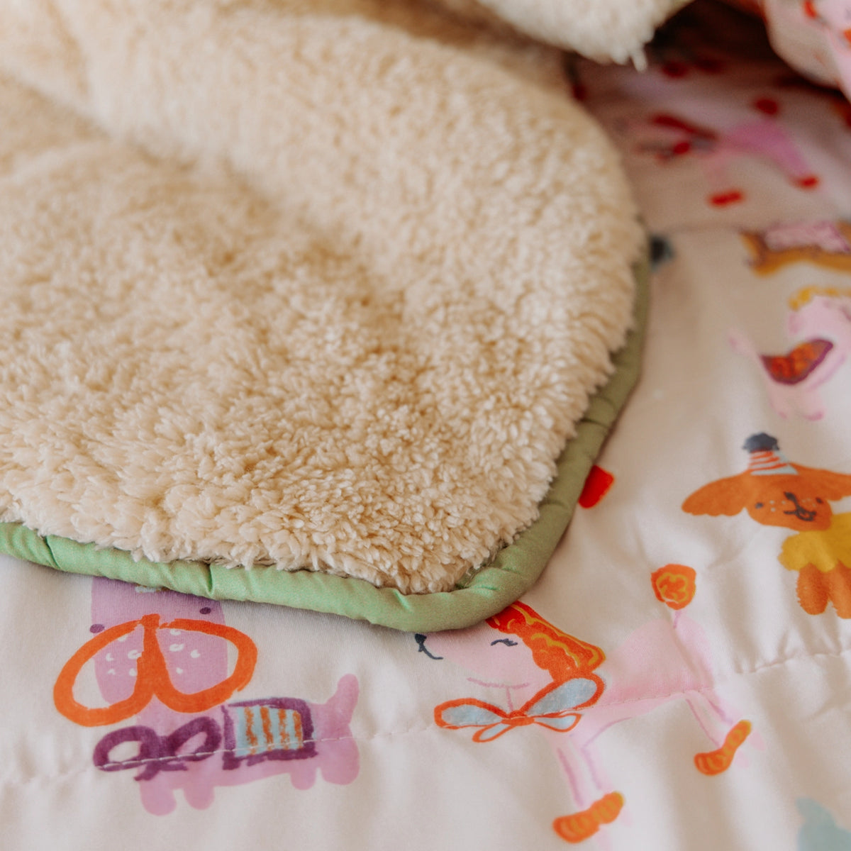 Couette 4 saisons lavable| Enfants| Teddy sherpa| Doodled Dogs