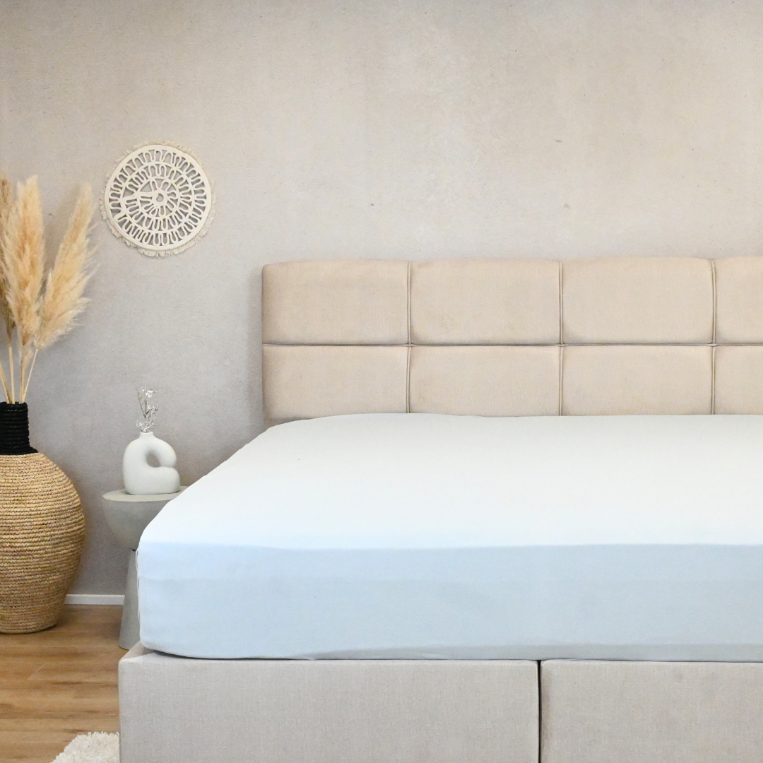 HappyBed premium jersey hoeslaken in grey on bed, luxurious and functional bedding, 150gr.