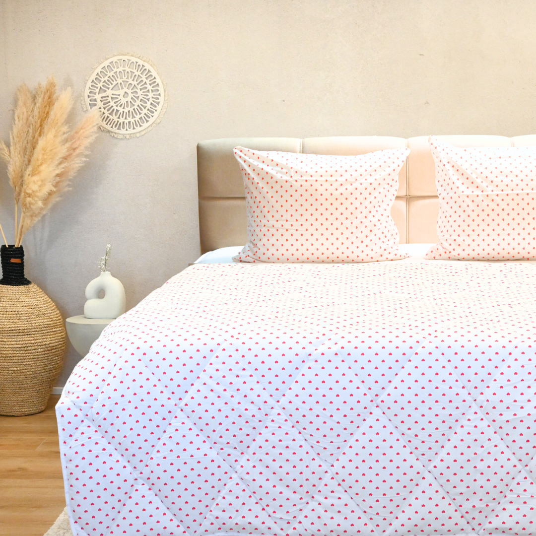 HappyBed Sweethearts - 100% katoen dekbed met roze en witte stip design op een bed in een comfortabele slaapkamer.