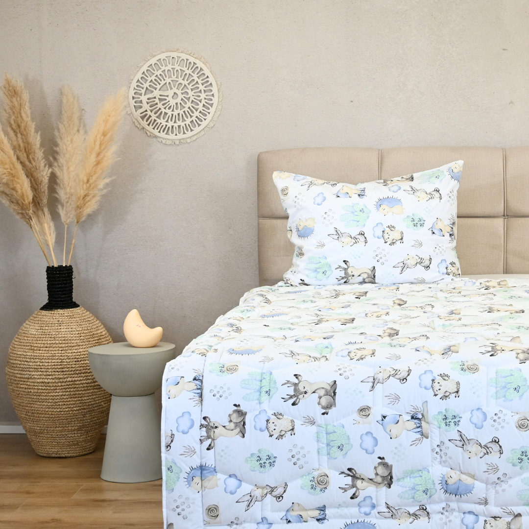 HappyBed Kids Forest duvet cover in a cozy bedroom setting, 100% cotton, suitable for all seasons.