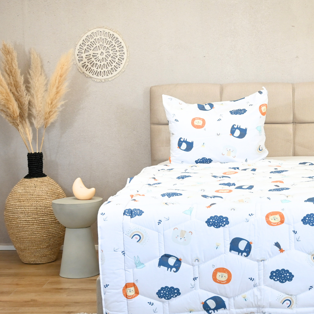 HappyBed Kids lion-themed cotton duvet, breathable and hypoallergenic, ideal for all seasons.