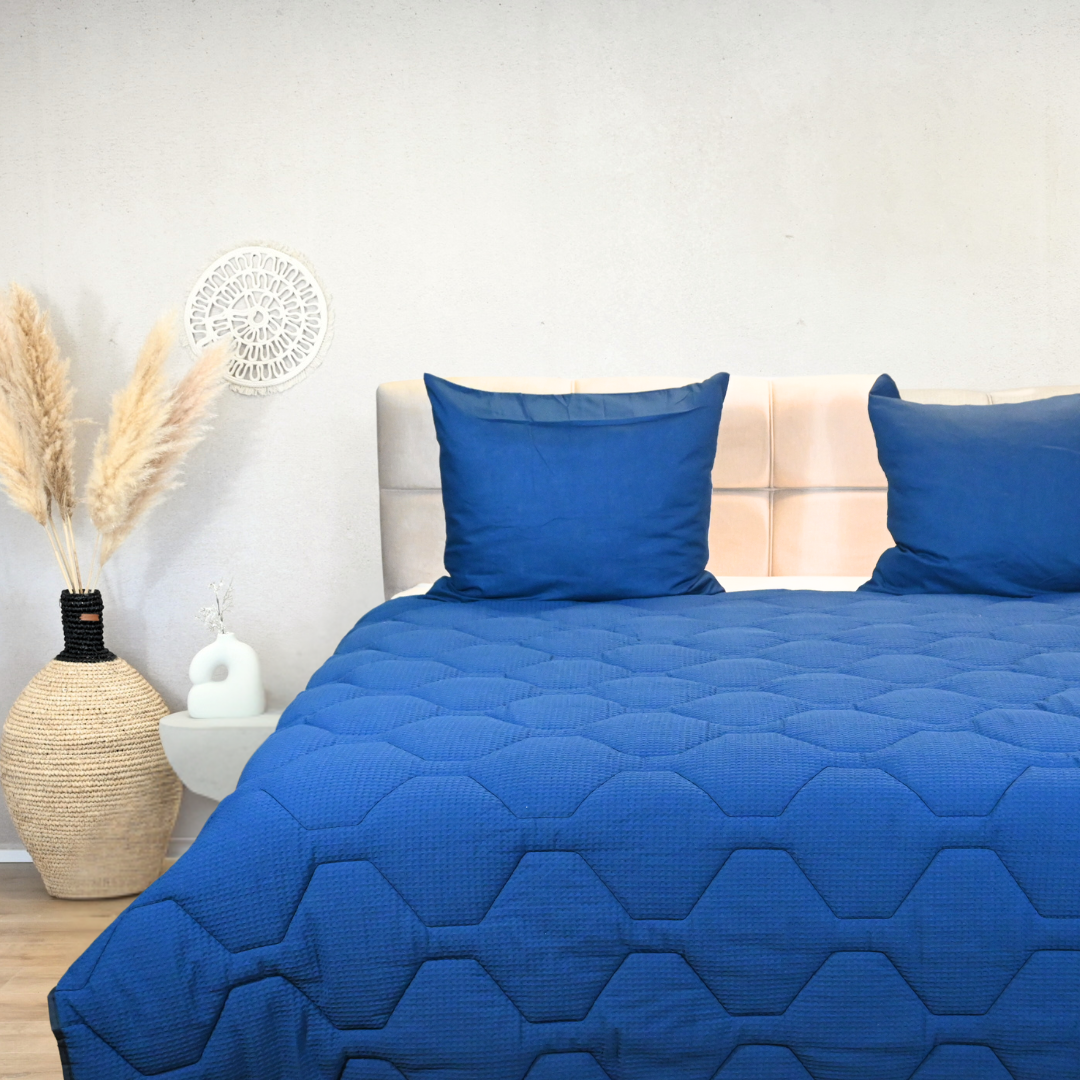 HappyBed Wafel Dark Blue duvet, all-season, 100% cotton on bed.