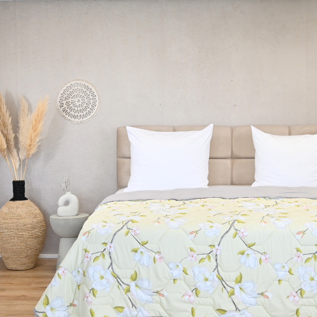 Floral quilt showcasing HappyBed Zomerdekbed, ideal for warm days.