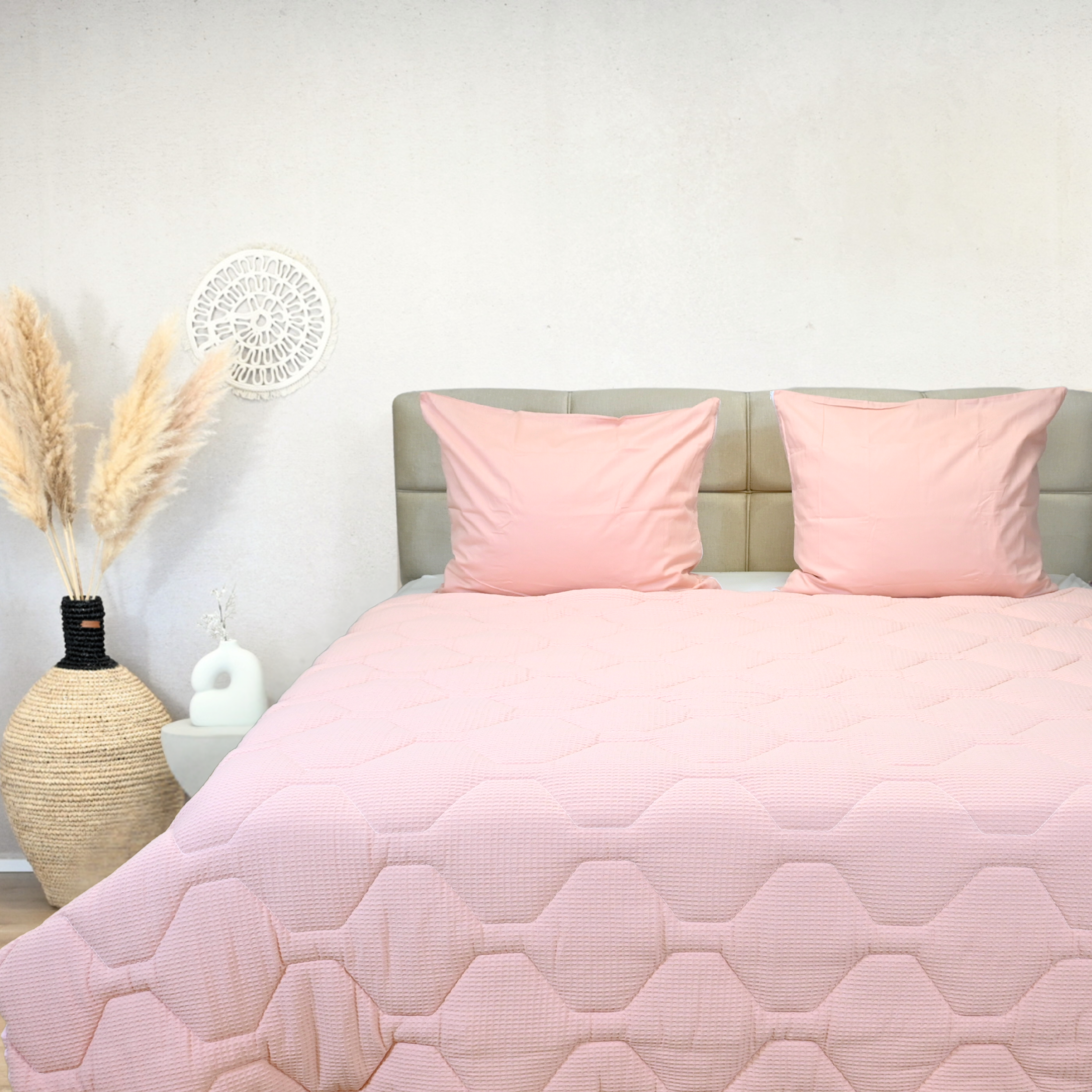 Cozy pink HappyBed Wafel duvet, perfect for year-round comfort, made of 100% cotton.