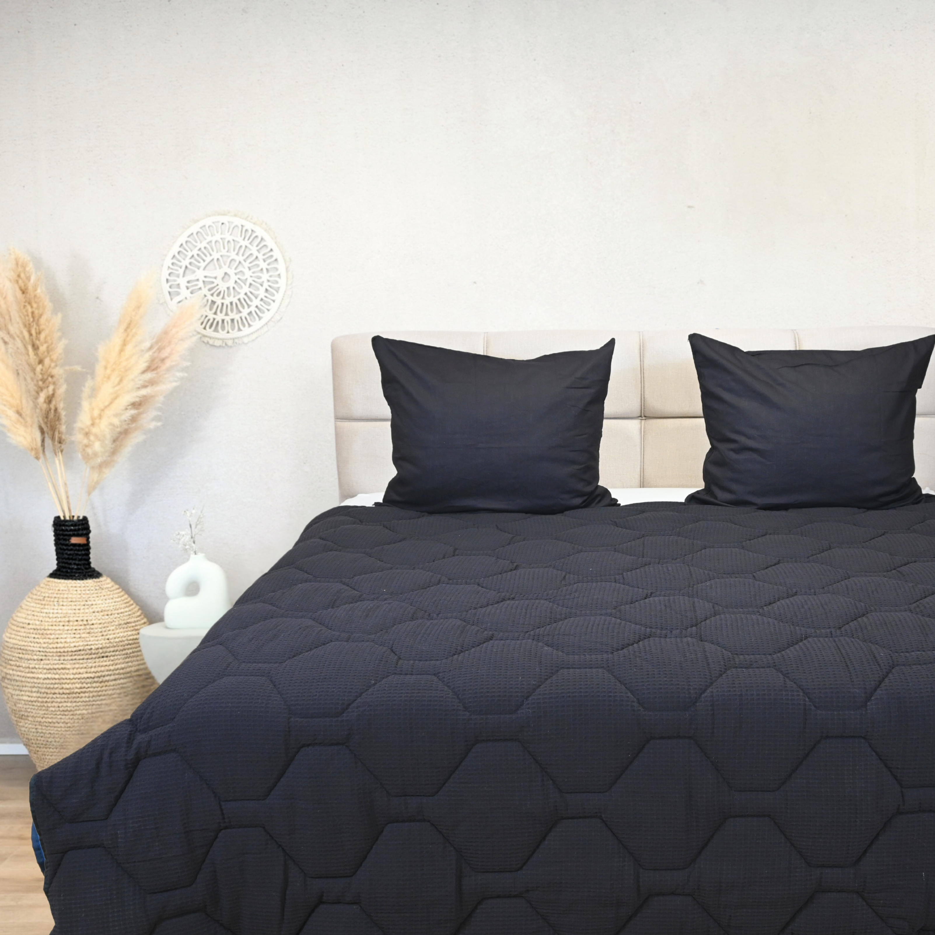 HappyBed Wafel Black dekbed op bed, hypoallergeen en sneldrogend, perfect voor elk seizoen.