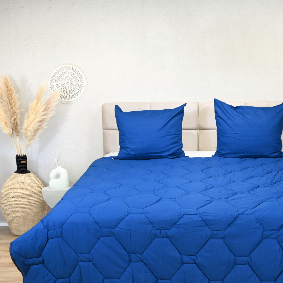 HappyBed Wafel Dark Blue cotton duvet, all-season comfort, hypoallergenic, on bed setup.